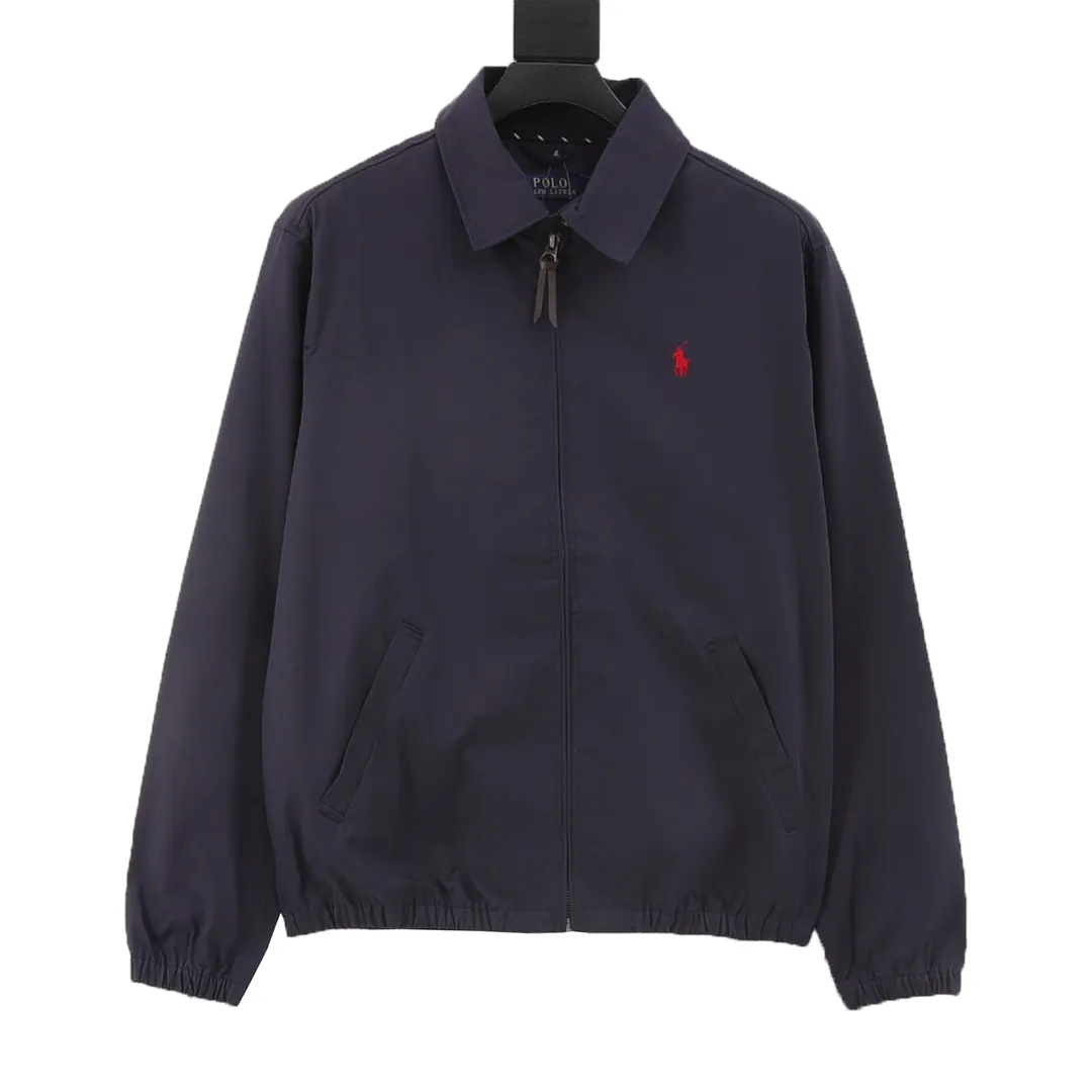 P540 Polo Ralph Lauren R01 Clean fit vintage retro zipper jacket. This is a couple style that can be worn by both boys and girls. It is an eternal classic. The fabric is really different from others. The new model is not as stiff as the old model. I think it is easier to wear. The most classic one is probably it. It is 100% pure cotton. The hardness is just right and not that stiff!! This is this year's upgrade, but I feel it is better to wear. The embroidery on the chest is all German Oman embroidery fiber with original data. The embroidery process is very particular. The Japanese Tajima machine is used to ensure the embroidery is exquisite and three-dimensional, which is what I said is different from what is on the market. Regarding the workmanship, the version is loose and can be worn by boys and girls!! The jacket may be worn for a longer period of time, and the Mid-Autumn Festival is about to go out in October. Retro will never go out of style. Color: Khaki Navy Size: S-XL